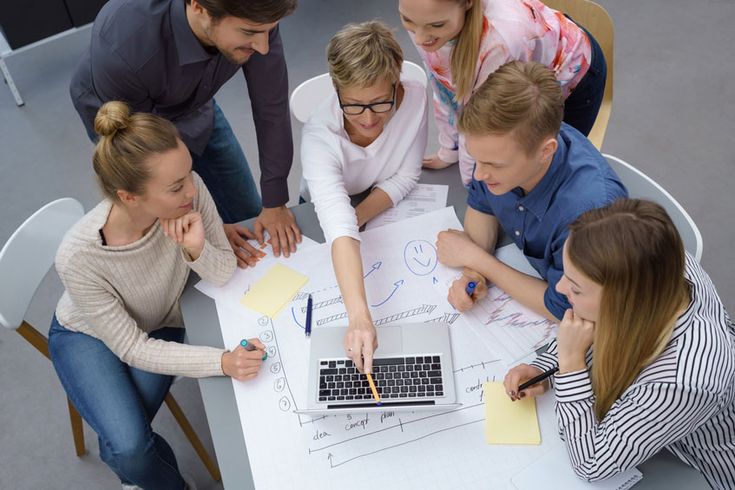 Equipe da LiderAll trabalhando juntos para o sucesso empresarial.